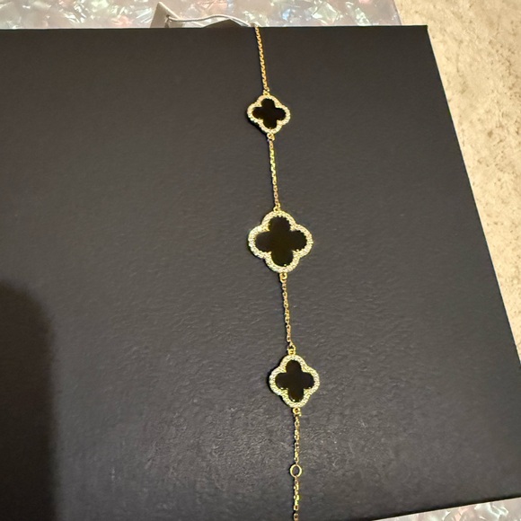 NWT Rachel Zoe 18k plated Onyx Clover Bracelet - Picture 1 of 1